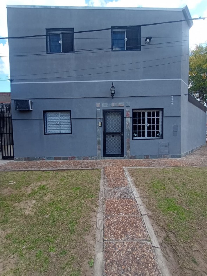 PH en venta — Casa al frente en excelente estado