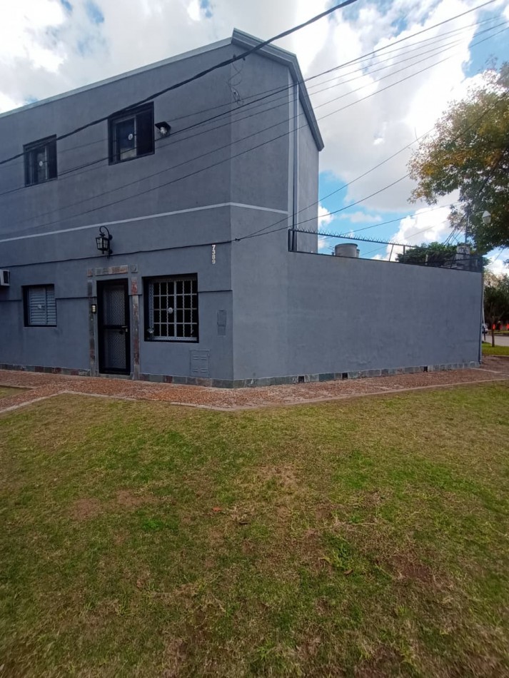 PH en venta — Casa al frente en excelente estado