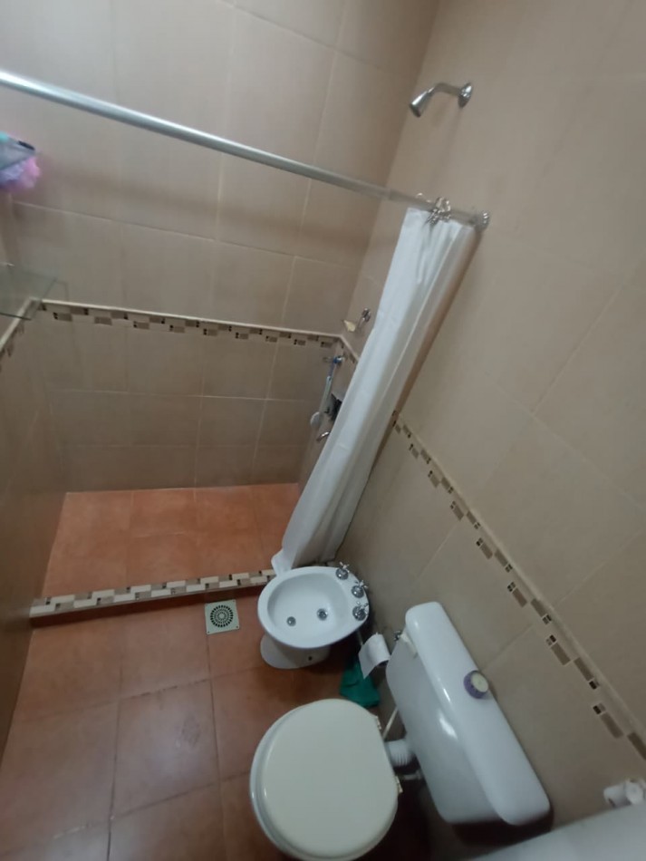 PH en venta — Casa al frente en excelente estado