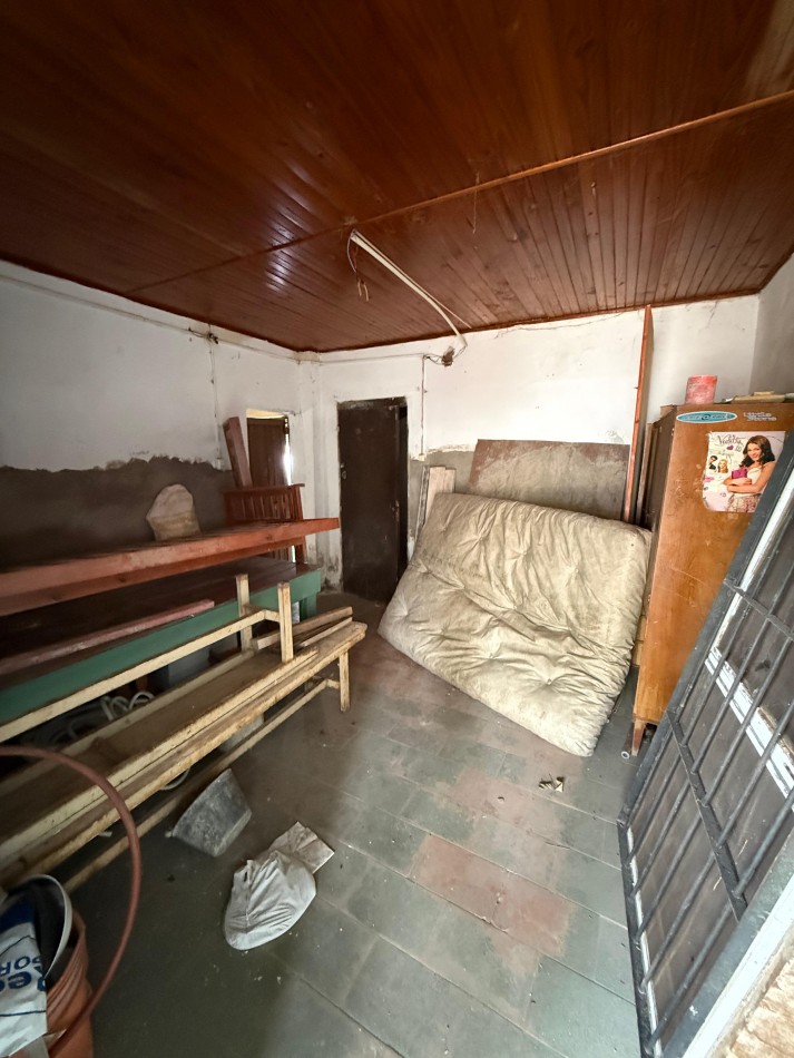 Lote con construccion — Calle Francia 4651. Excelente oportunidad para vivienda o inversion.
