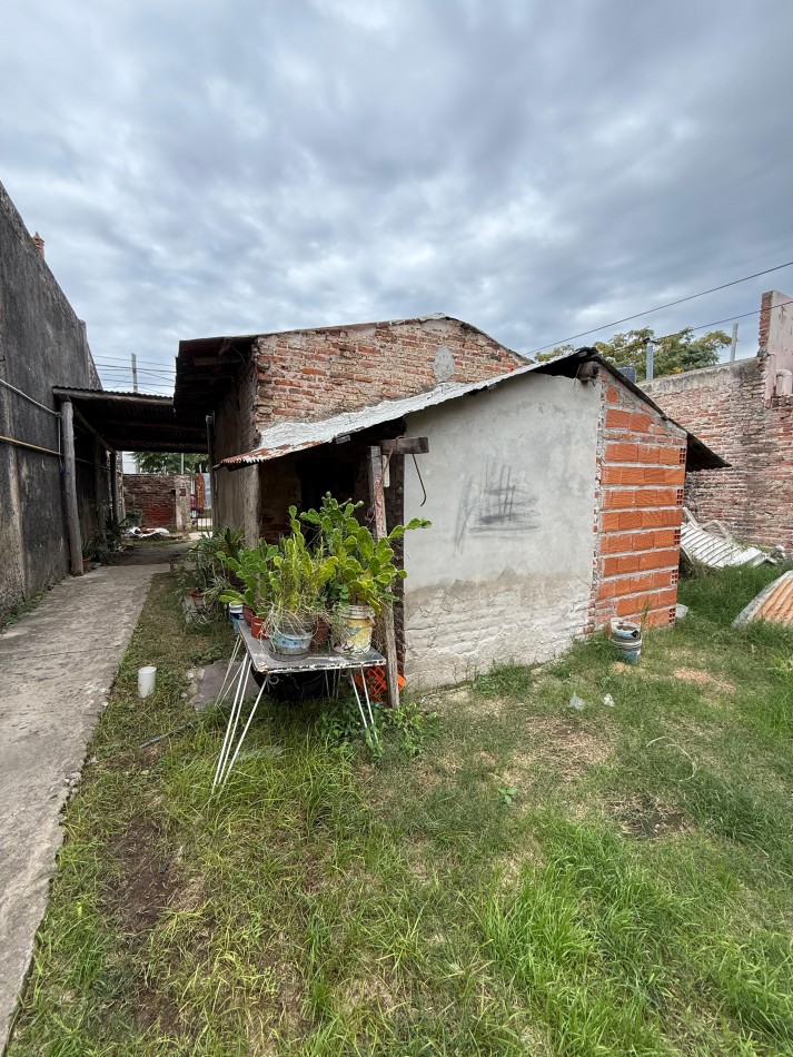 Lote con construccion — Calle Francia 4651. Excelente oportunidad para vivienda o inversion.