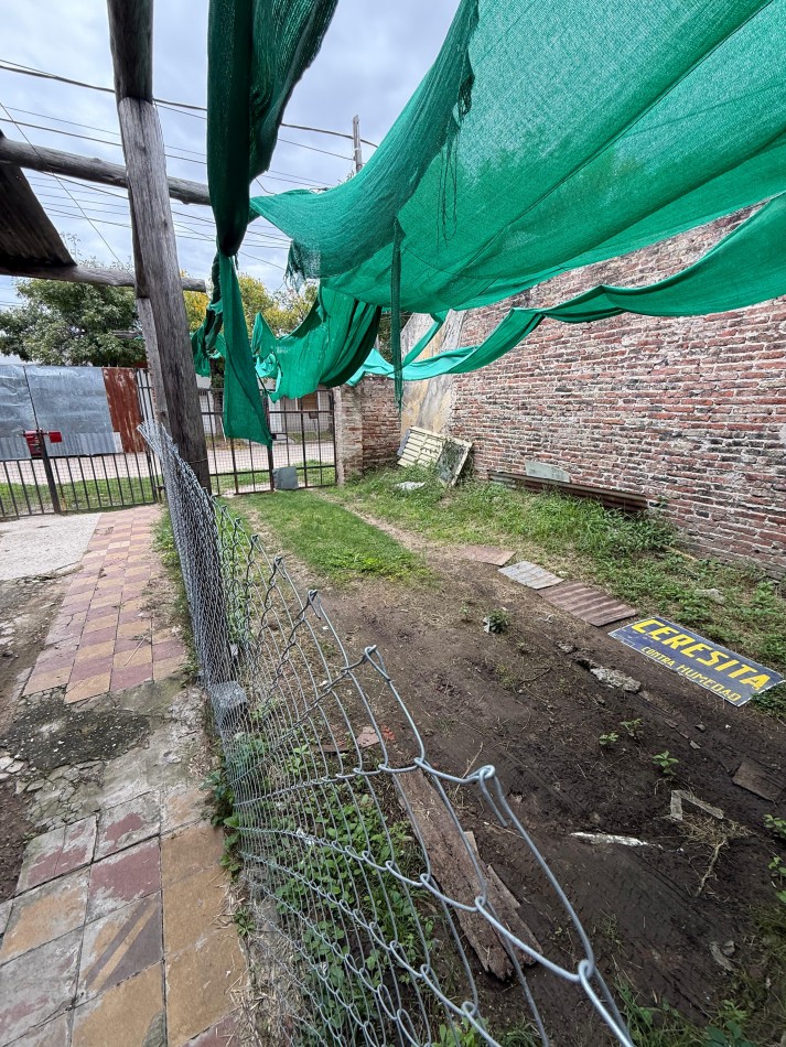 Lote con construccion — Calle Francia 4651. Excelente oportunidad para vivienda o inversion.