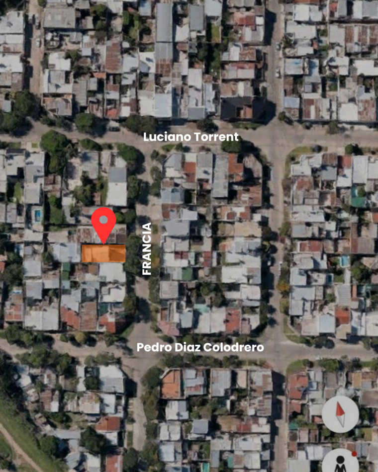 Lote con construccion — Calle Francia 4651. Excelente oportunidad para vivienda o inversion.