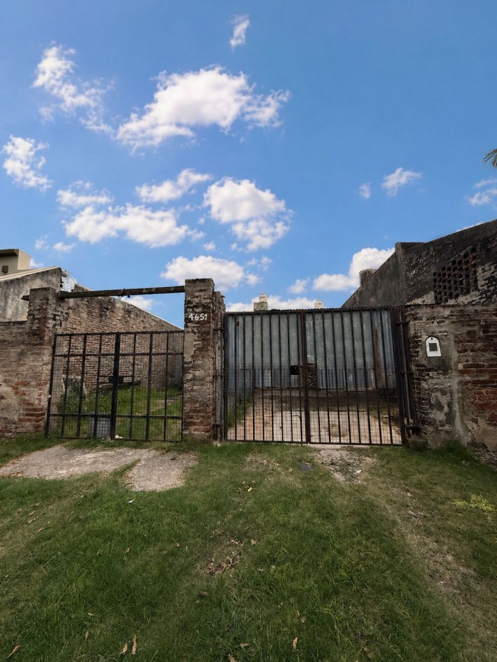 Lote con construccion — Calle Francia 4651. Excelente oportunidad para vivienda o inversion.