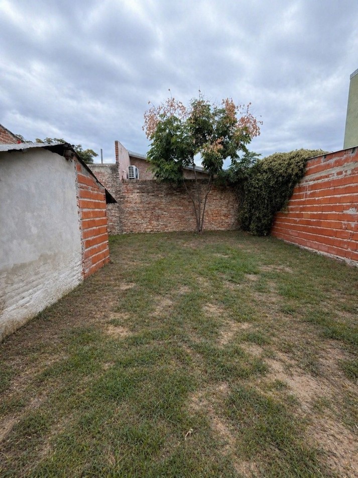 Lote con construccion — Calle Francia 4651. Excelente oportunidad para vivienda o inversion.
