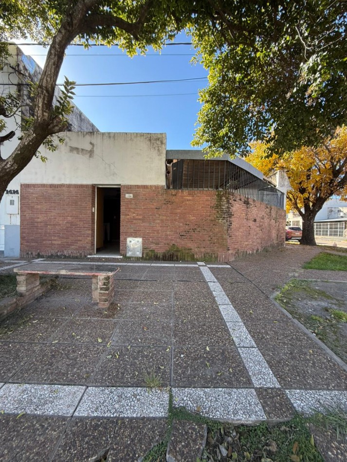 CASA AL FRENTE EN OCHAVA - BARRIO CANDIOTI
