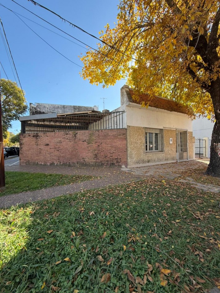 CASA AL FRENTE EN OCHAVA - BARRIO CANDIOTI