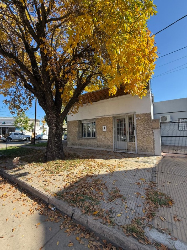 CASA AL FRENTE EN OCHAVA - BARRIO CANDIOTI