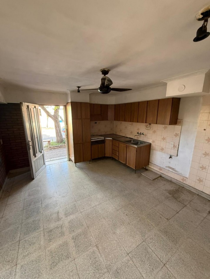 CASA AL FRENTE EN OCHAVA - BARRIO CANDIOTI