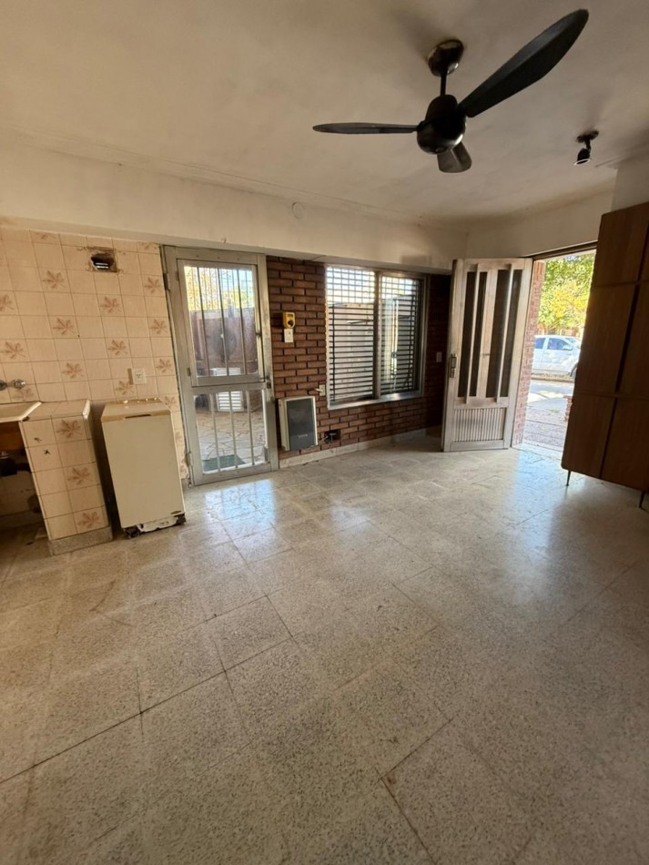 CASA AL FRENTE EN OCHAVA - BARRIO CANDIOTI